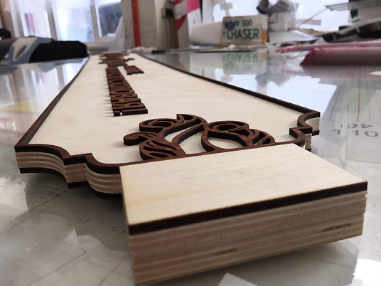 Деревянная вывеска