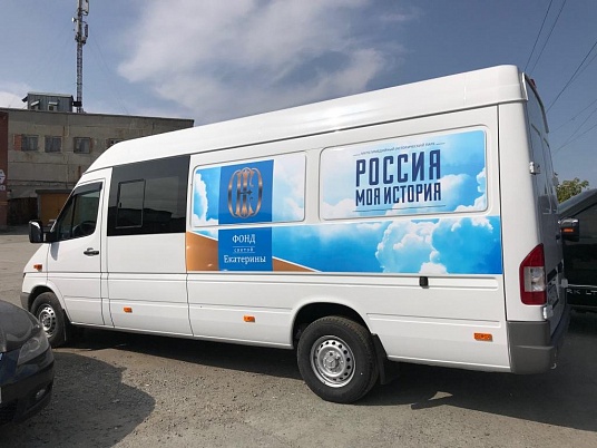 Изготовление и нанесение рекламы на автомобиль Мерседес Спринтер