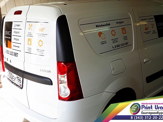 Полноцветная наклейка перфорированная на заднее стекло