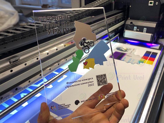 Изготовление настольных табличек из акрилового стекла