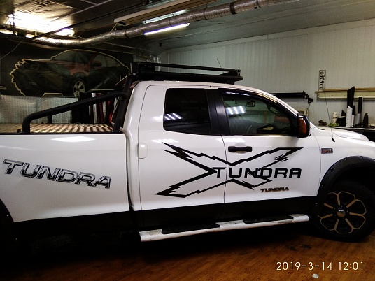 Плоттерные наклейки на авто